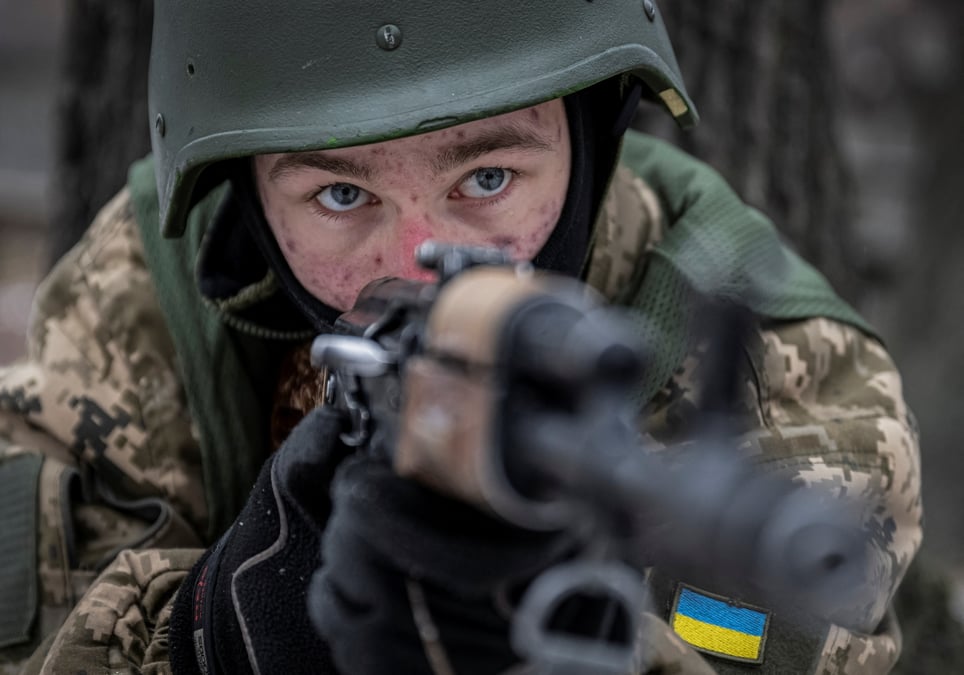 Des volontaires aspirent a rejoindre la 3e brigade d'assaut separee des forces armees ukrainiennes suivent une formation de base dans la region de kyiv
