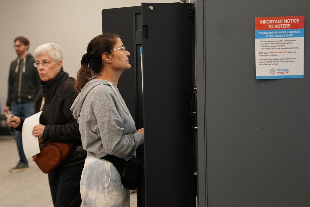 Des electeurs participent au vote anticipe dans un bureau de vote a marietta