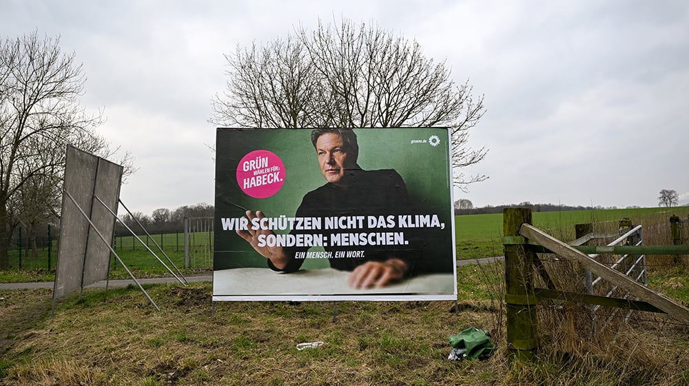 En échange de 100 euros, les malfaiteurs obstruaient le pot d’échappement avec
de la mousse expansive et laissaient sur le parebrise des autocollants avec un slogan écologiste et la photo du candidat des Verts à la chancellerie, Robert Habeck.