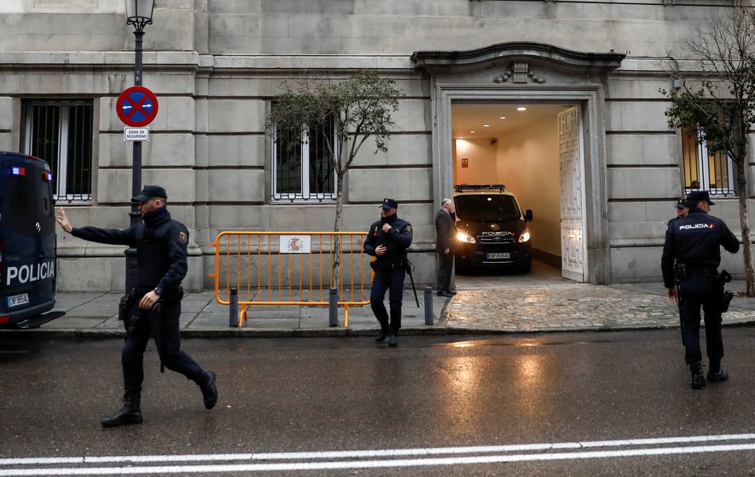 Cinq dirigeants separatistes catalans places en detention preventive