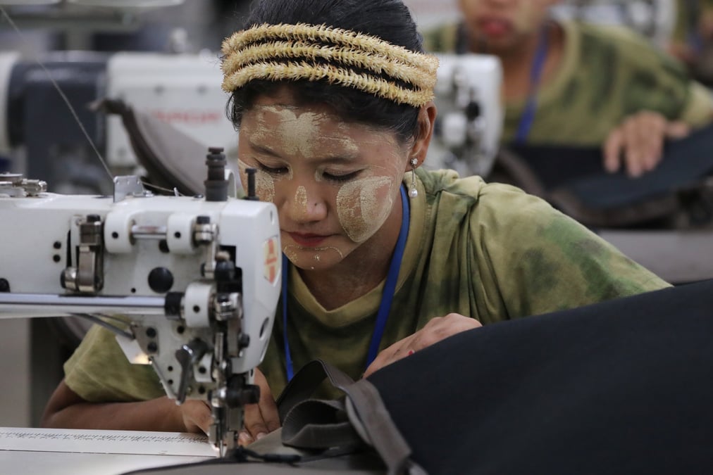 De nouveaux droits de douane sur des vêtements seront créés pour garantir le maintien de l'accès préférentiel au marché britannique actuellement offert aux pays en développement.[Photo: une couturière au travail dans l'usine textile de Yakeda Outdoor Travel Products, à Yangon (ex-Rangoun), la plus grande ville du Myanmar (Birmanie).