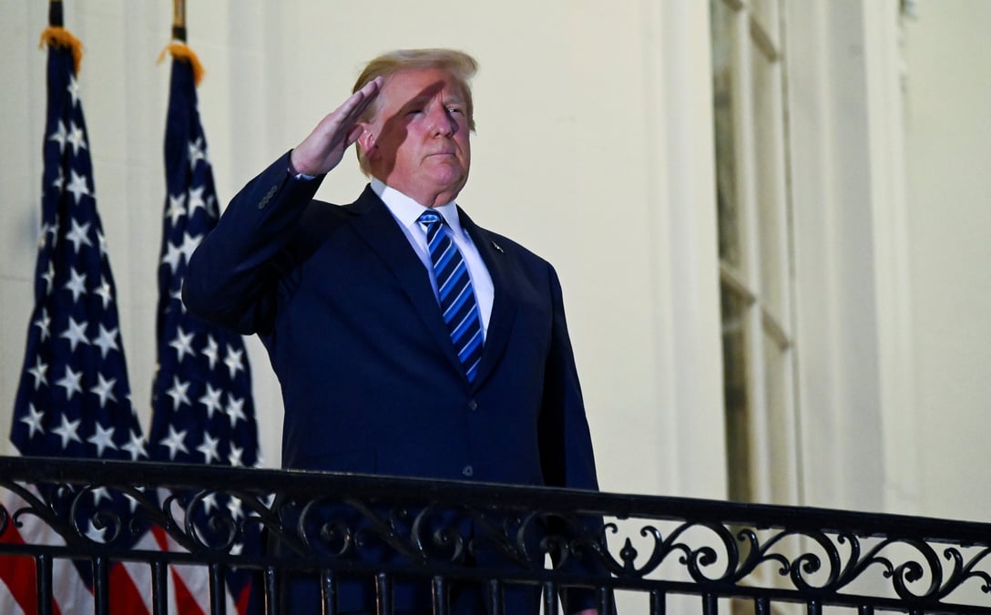 Trump, de retour au bureau ovale, se dit beni d'avoir attrape le coronavirus
