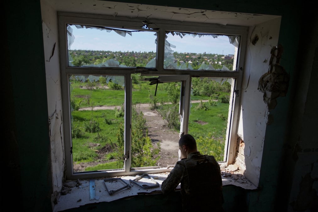 La russie avance dans le donbass ; l'ukraine reclame des armes de longue portee