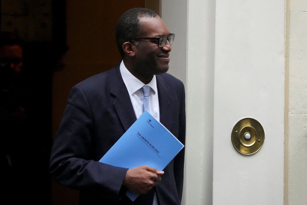 Le ministre des finances britannique, kwasi kwarteng, devant downing street a londres