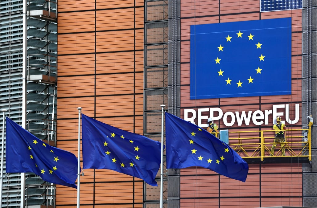 Drapeaux europeens devant le siege de la commission europeenne a bruxelles