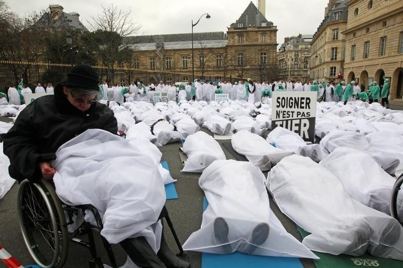 Des milliers de manifestants a paris contre l'euthanasie