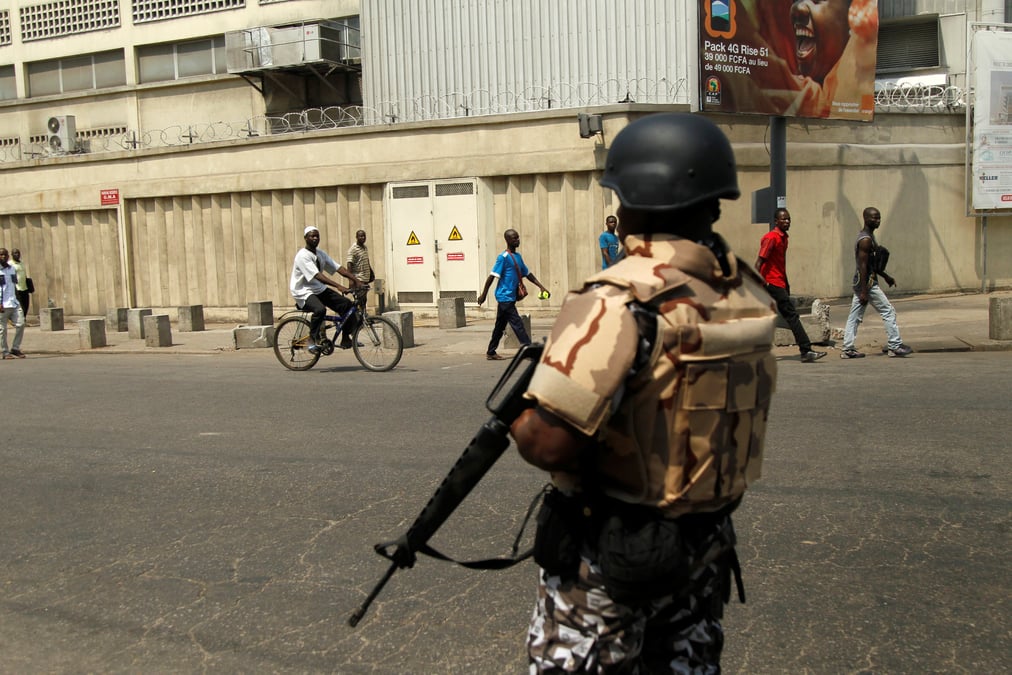 Des gendarmes ivoiriens tirent en l'air dans le port d'abidjan