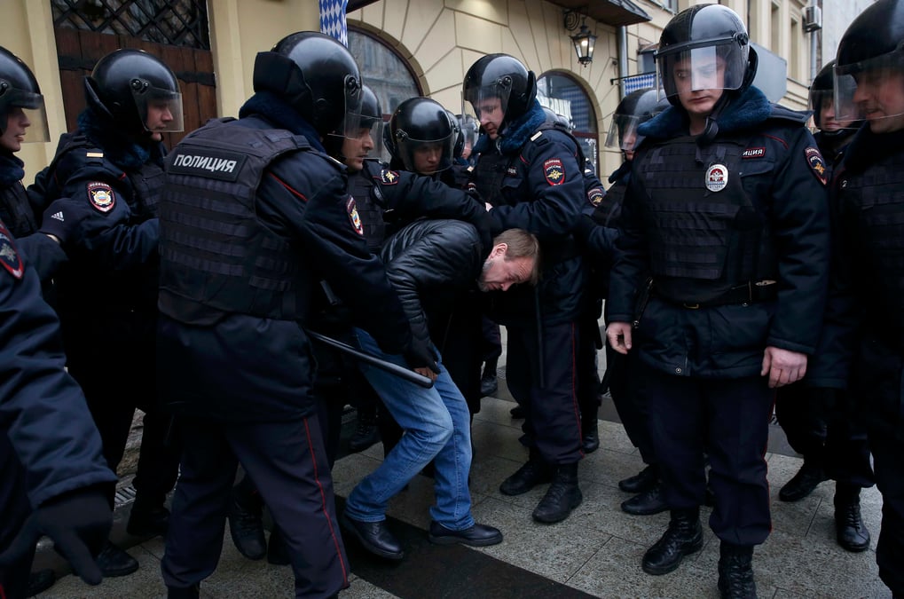 Une trentaine de manifestants arretes a moscou