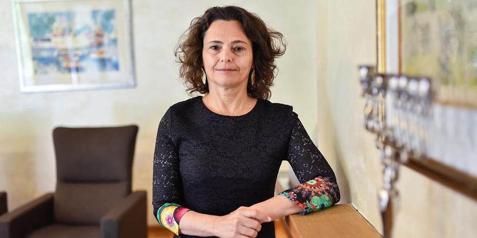 Alona Fisher-Kamm dans son bureau à l’ambassade à Paris.