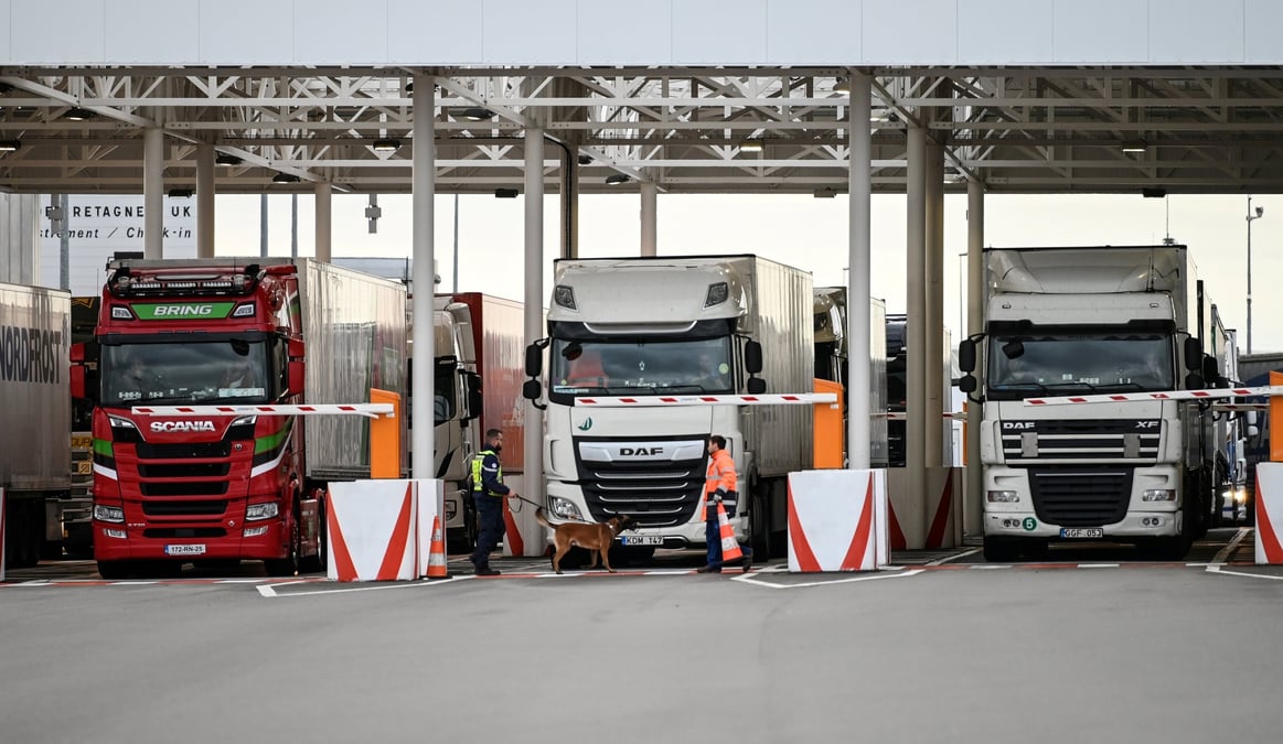 Brexit: des files de camions a perte de vue aux abords du port de douvres