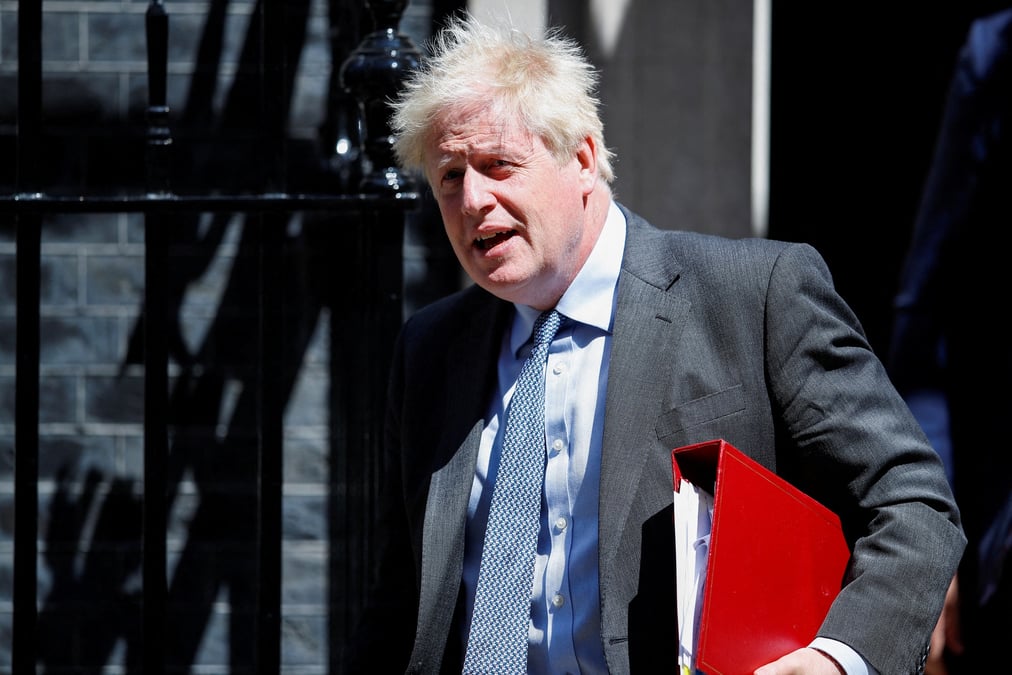 Gb: revers pour johnson avec la demission du tsar de l'ethique du gouvernement