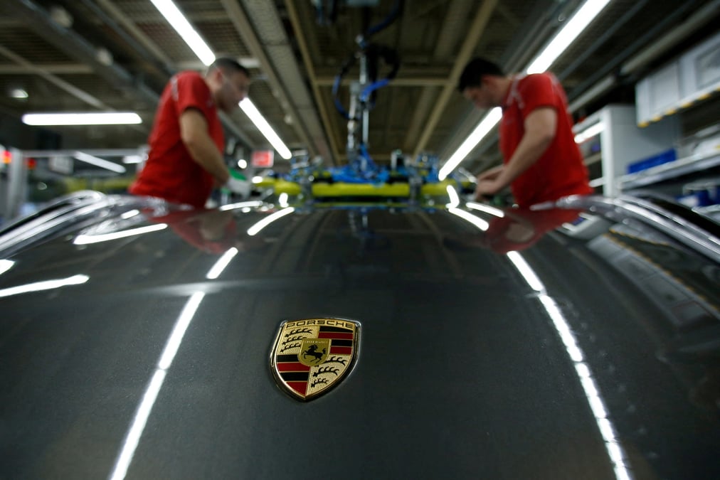 Photo d'archives des employes de porsche qui installent un pare-brise
