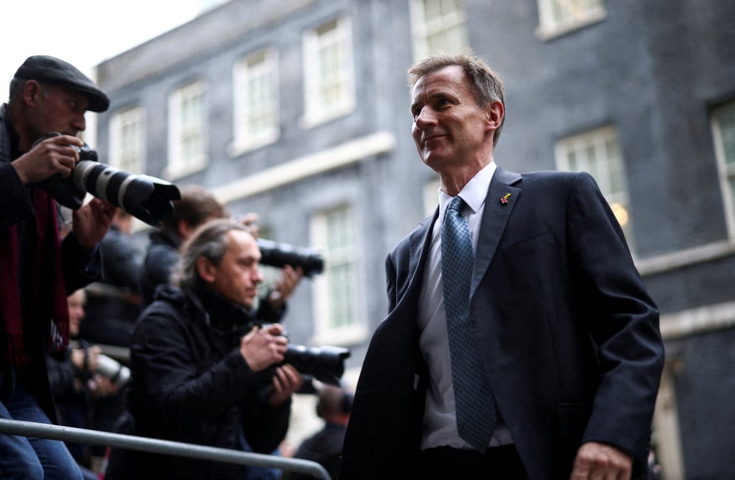 Le ministre britannique des finances, jeremy hunt, devant le 10 downing street