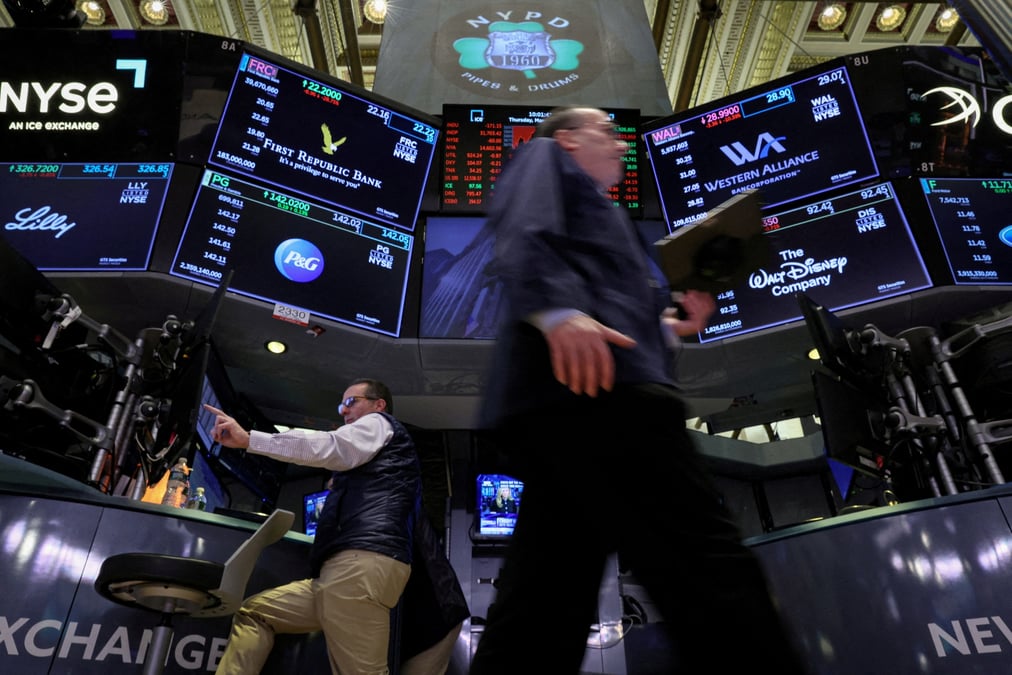 Photo d'archives de traders a la bourse de new york