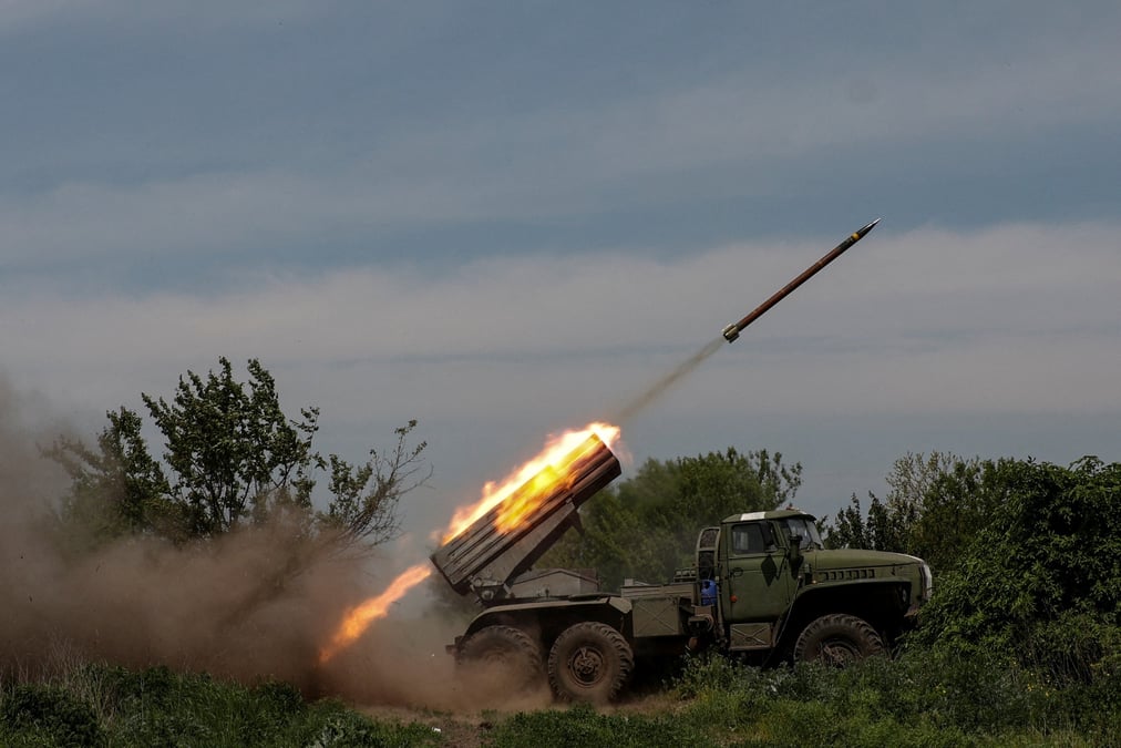 Des soldats ukrainiens tirent une roquette pres de la ville de bakhmut