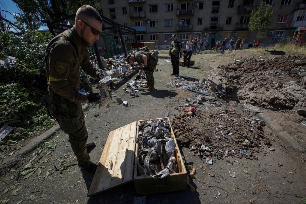 Des experts de la police travaillent apres une frappe militaire a kurakhove, en ukraine