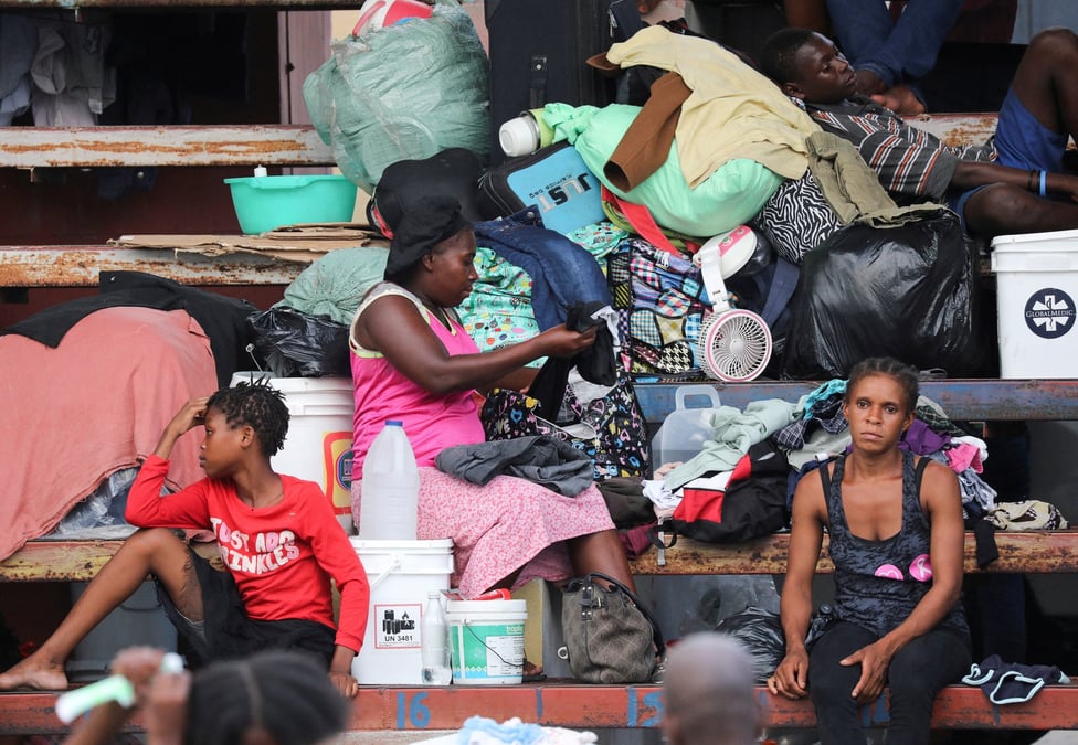 Des personnes fuyant la violence des gangs s'abritent dans une salle de sport a port-au-prince