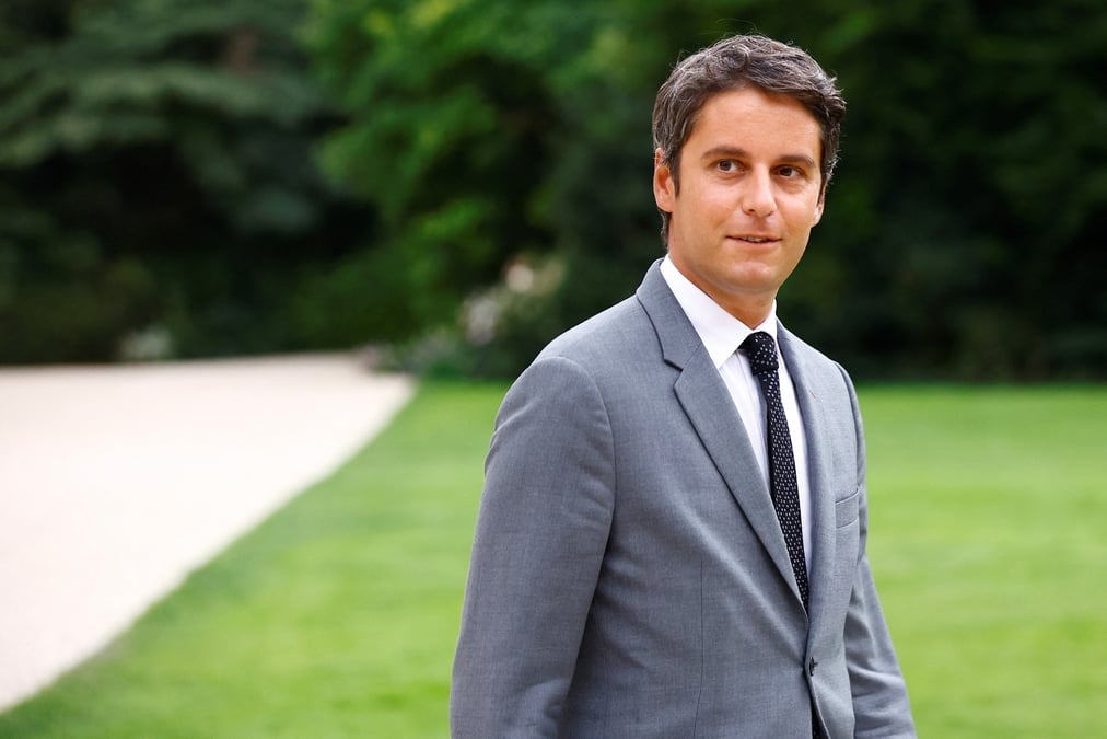 Le president francais emmanuel macron rencontre les chefs de parti pour des entretiens en vue de discuter de la nomination d'un nouveau premier ministre, a paris