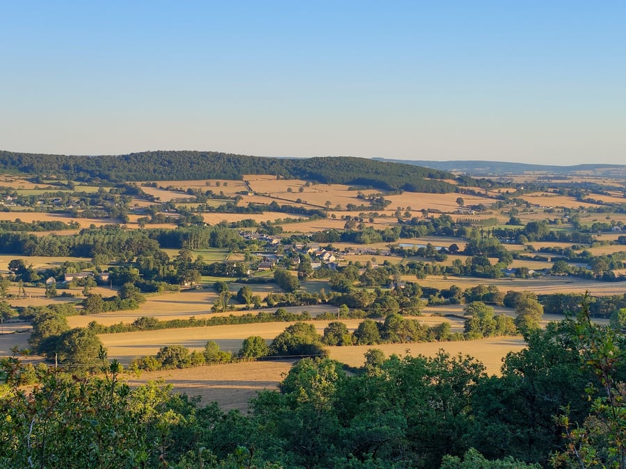 Le département de la Mayenne (308.000 habitants) entend devenir le premier département bas carbone de France pour attirer de nouveaux habitants.