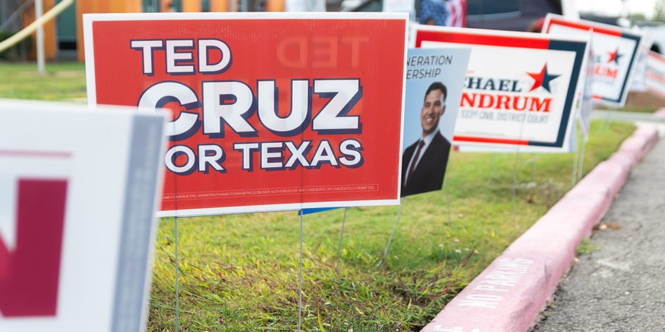 À l'extérieur du campus Baker Ripley Pasadena, qui sert de lieu de vote à Pasadena, au Texas, les panneaux de campagne s'agglutinent.