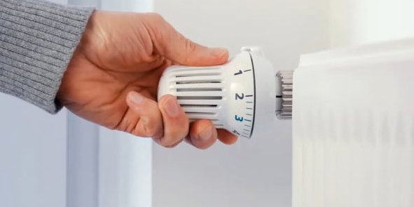 75% des ménages interrogés dans le Baromètre énergie-info 2024 ont déclaré avoir restreint le chauffage dans leur logement pour ne pas avoir des factures trop élevées.