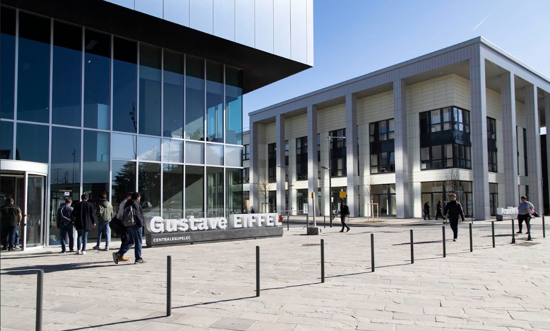 À une vingtaine de kilomètres au sud de Paris, le plateau de Saclay compte des écoles d'ingénieur prestigieuses, une université, des centres de recherche publics et privés, ou encore des incubateurs de start-up.