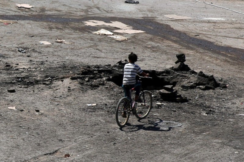 Des camions d'aide humanitaire bombardes pres d'alep