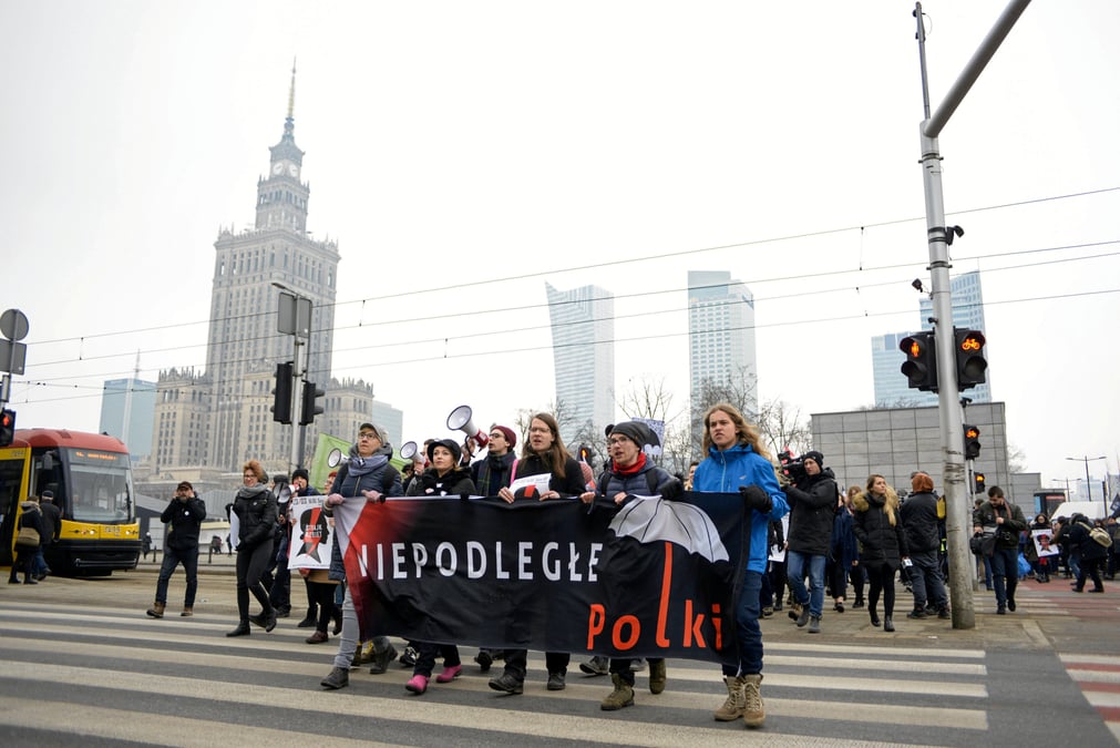 Des milliers de manifestants contre les restrictions a l'ivg en pologne