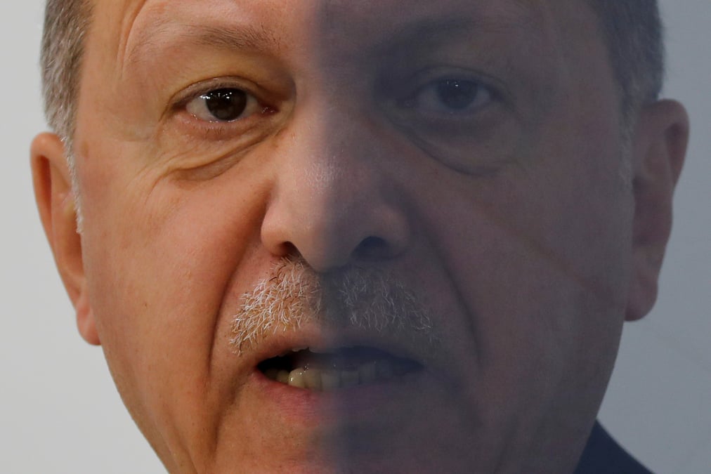 Erdogan menace l'otan avant de s'envoler pour londres