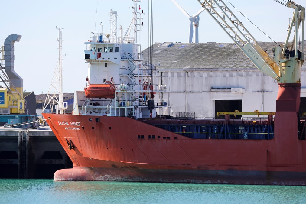 Un cargo russe intercepte dans la manche pour ses liens eventuels avec les sanctions contre moscou