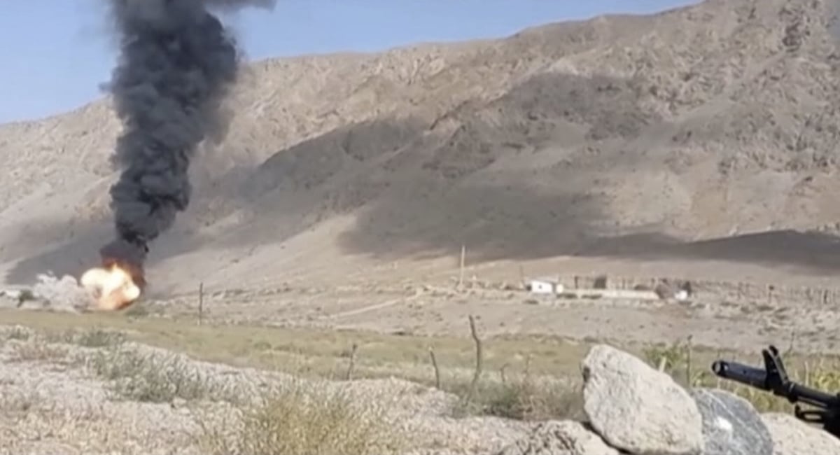 Une image fixe montre une confrontation militaire active a la frontiere entre le kirghizistan et le tadjikistan.
