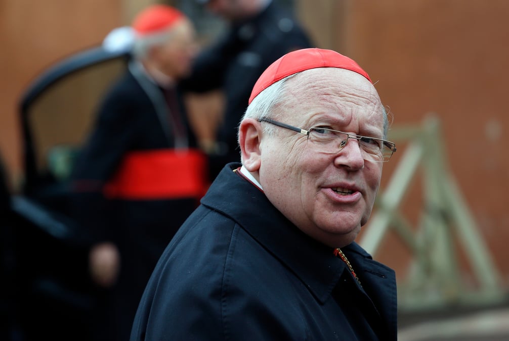 Le cardinal francais ricard arrive a une reunion dans la salle du synode au vatican