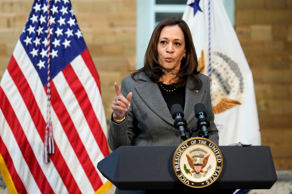 La vice-presidente americaine kamala harris et l'administrateur de l'epa michael regan en visite dans le wisconsin