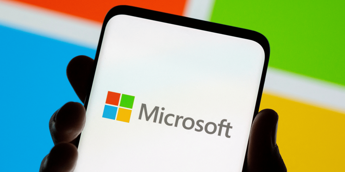 Photo d'archives: un smartphone est vu devant le logo de microsoft