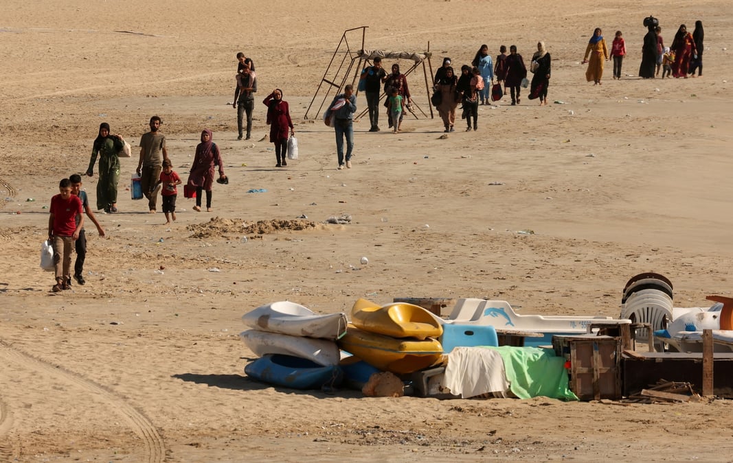 Des personnes fuient les bombardements israeliens en transportant leurs effets personnels