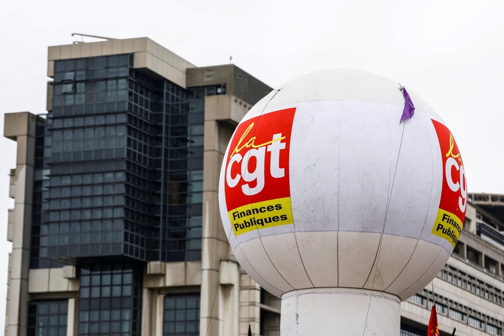 Le logo de la confederation generale du travail (cgt) est visible pres du ministere de l'economie et des finances a paris