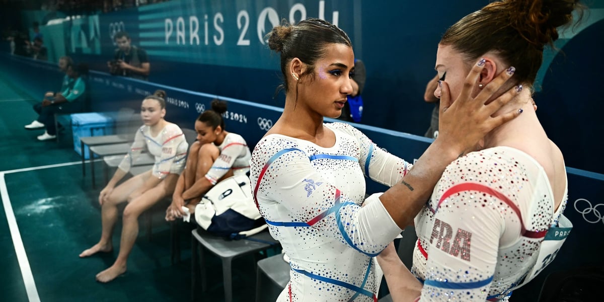 La détresse des gymnastes de l’équipe de France à l’issue des qualifications à l'Arena de Bercy à Paris, le 28 juillet 2024.