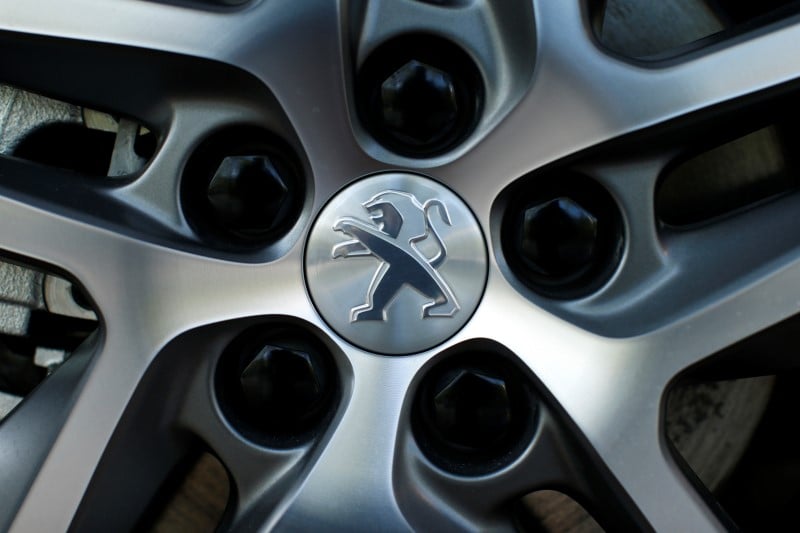 Psa peugeot citroen, seule valeur en hausse a mi-seance a paris