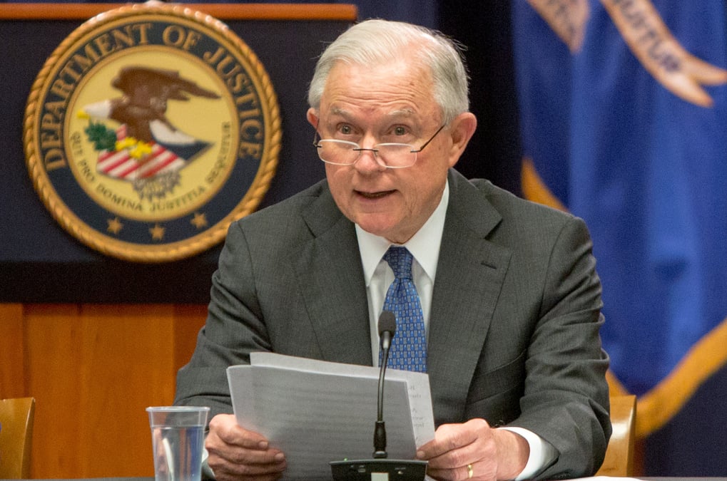 Trump n'entend pas limoger sessions avant les elections de novembre