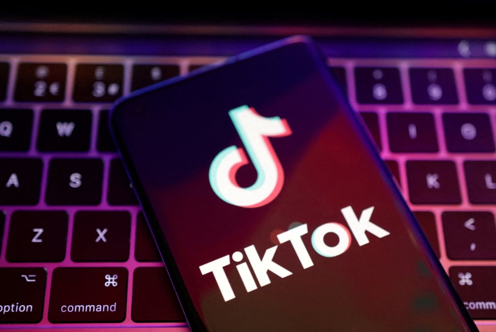 Illustration du logo tiktok sur un clavier d'ordinateur