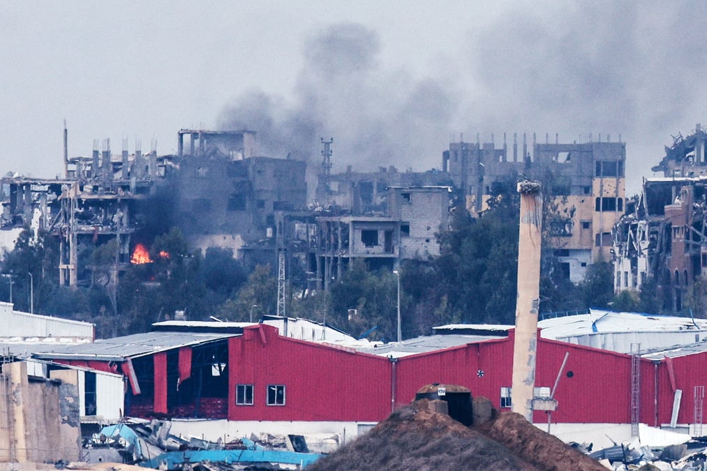 De la fumee s'eleve dans le nord de la bande de gaza a la suite d'une frappe aerienne, vue depuis le sud d'israel
