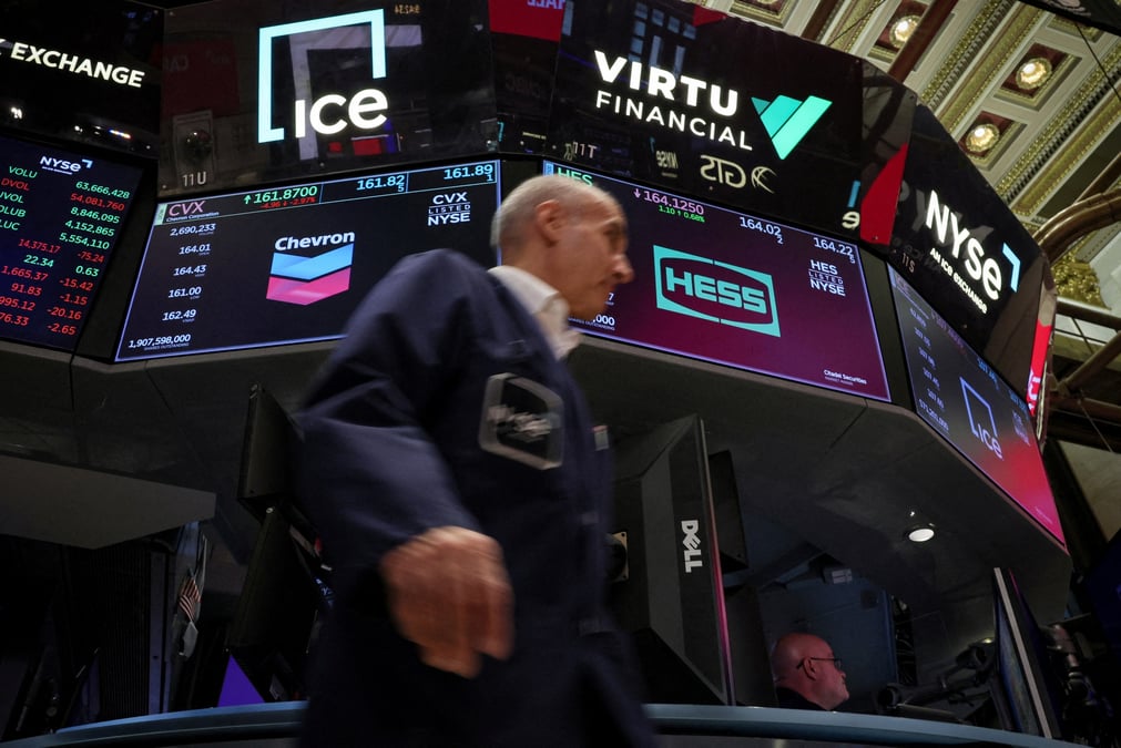 Des traders travaillent a la bourse de new york