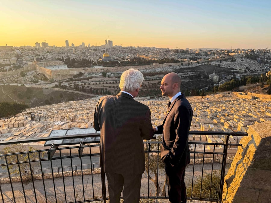 Le ministre francais de l'europe et des affaires etrangeres jean-noel barrot visite le mont des oliviers