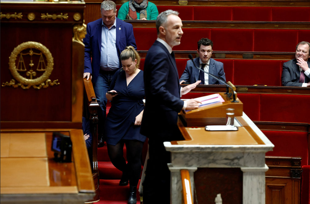 Emmanuel Grégoire défend la décision du PS de ne pas censurer le gouvernement.