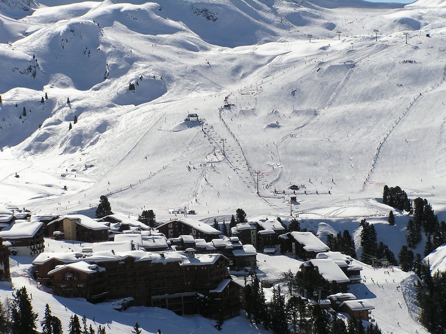 Durant plusieurs heures ce samedi, l'accès aux stations des 3 Vallées, Tignes, Val d'Isère, La Plagne, Les Arcs, La Rosière a été fermé en raison d'un éboulement situé au niveau de la commune de Moûtiers, une ville carrefour pour les stations de ski savoyardes.