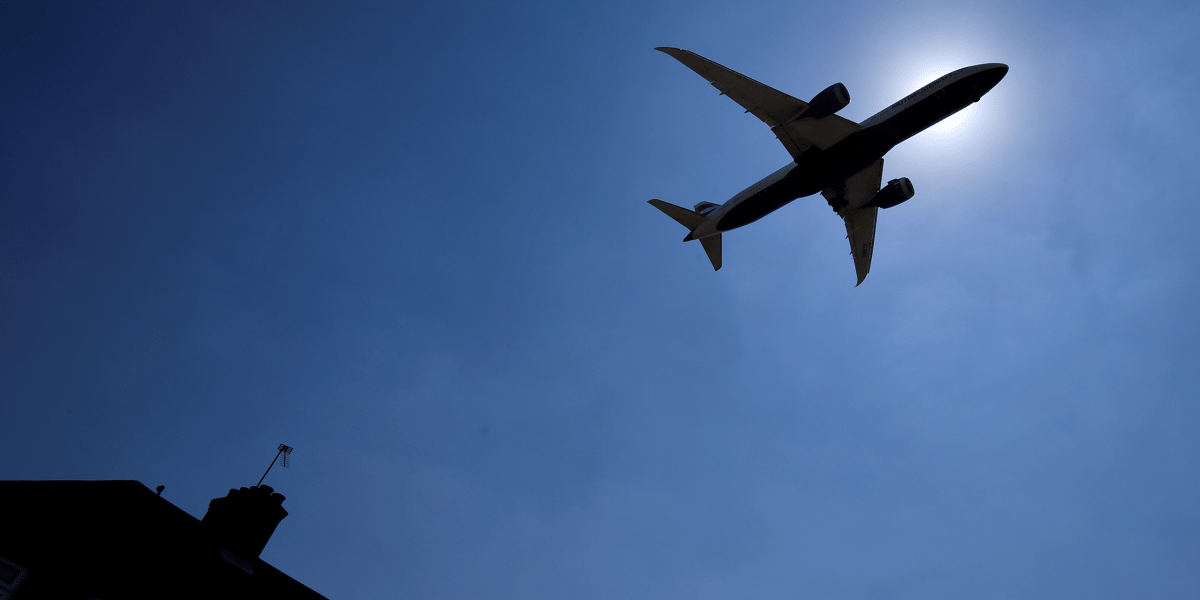 Gb: un passager clandestin chute d'un avion et s'ecrase dans un jardin