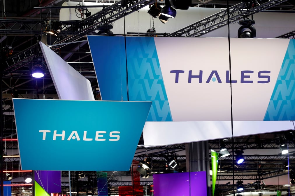Thales va ceder son activite signalisation ferroviaire a hitachi rail