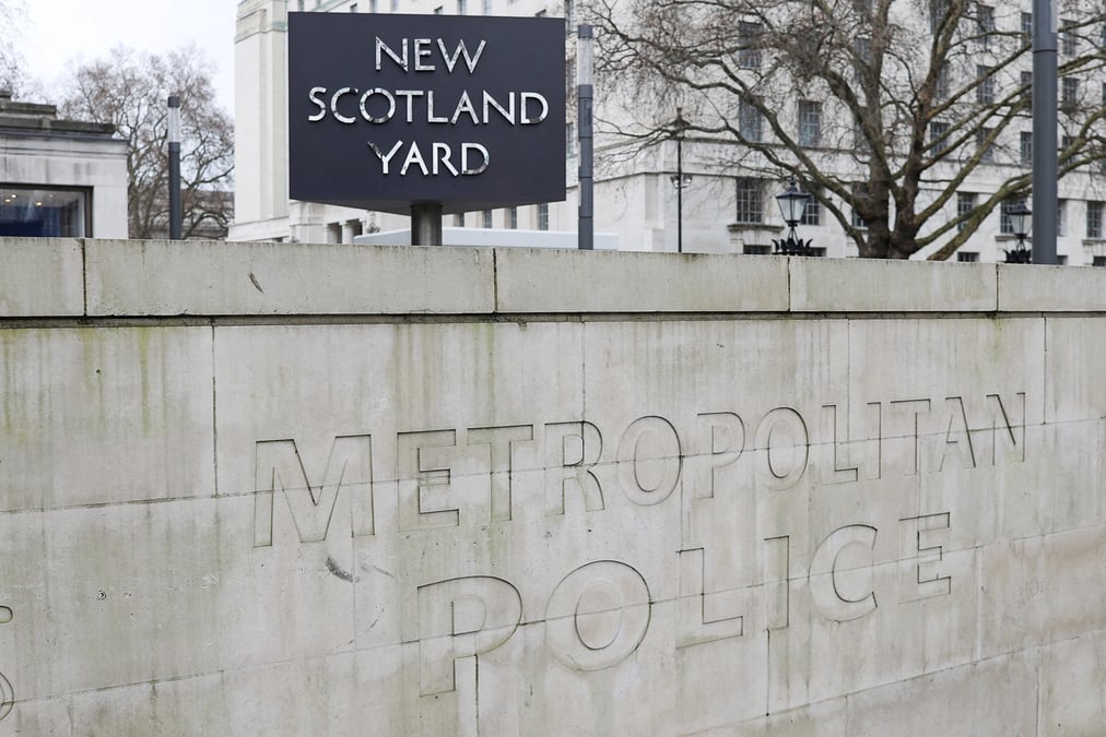 L'enseigne new scotland yard a londres, au royaume-uni
