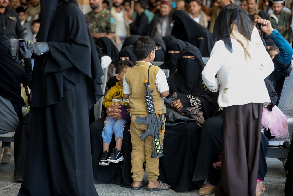 Des proches de detenus liberes unilateralement par l'arabie saoudite attendent a sanaa (yemen)