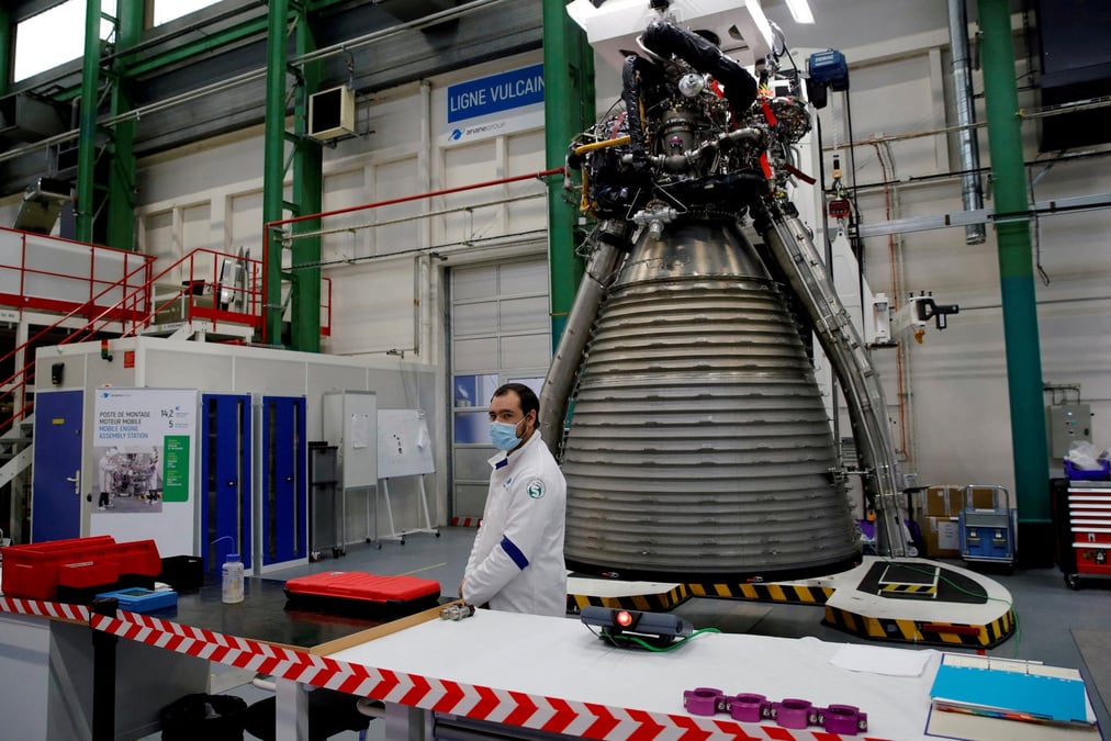 Un employe d'ariane group devant le moteur vulcain 2.1 d'une fusee ariane 6, a vernon